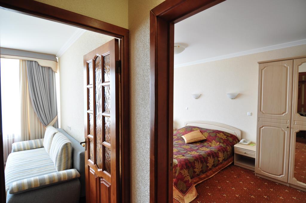 Hotel Yubileiny Minsk Bagian luar foto