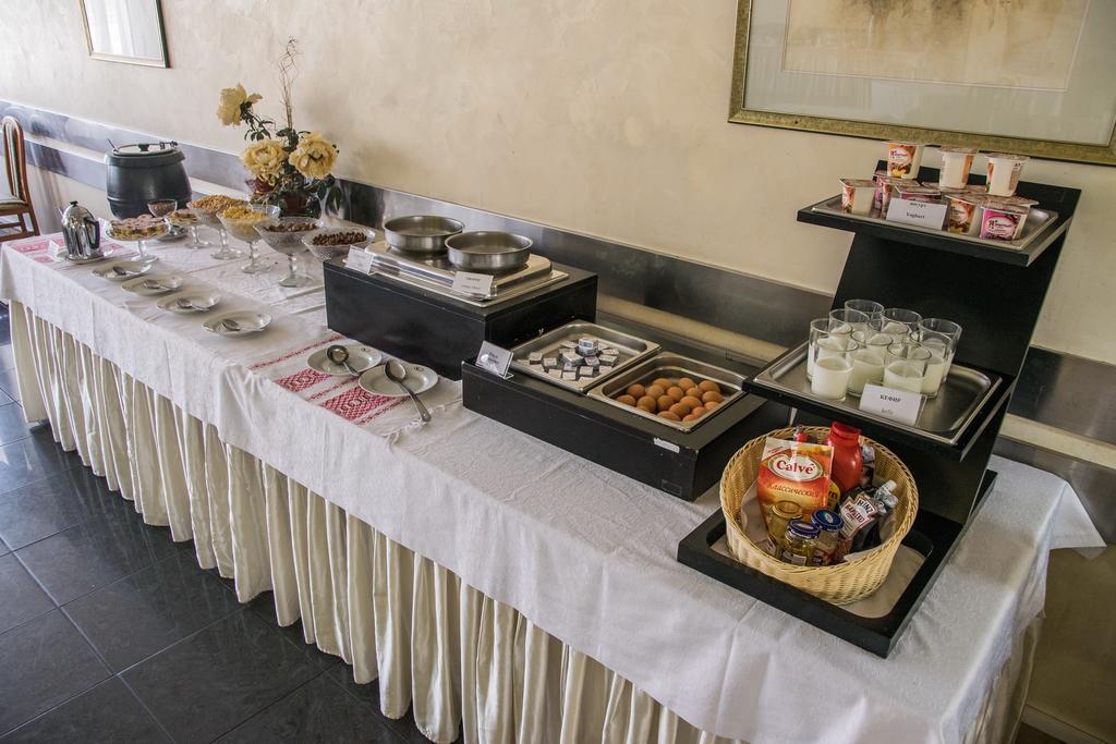 Hotel Yubileiny Minsk Bagian luar foto